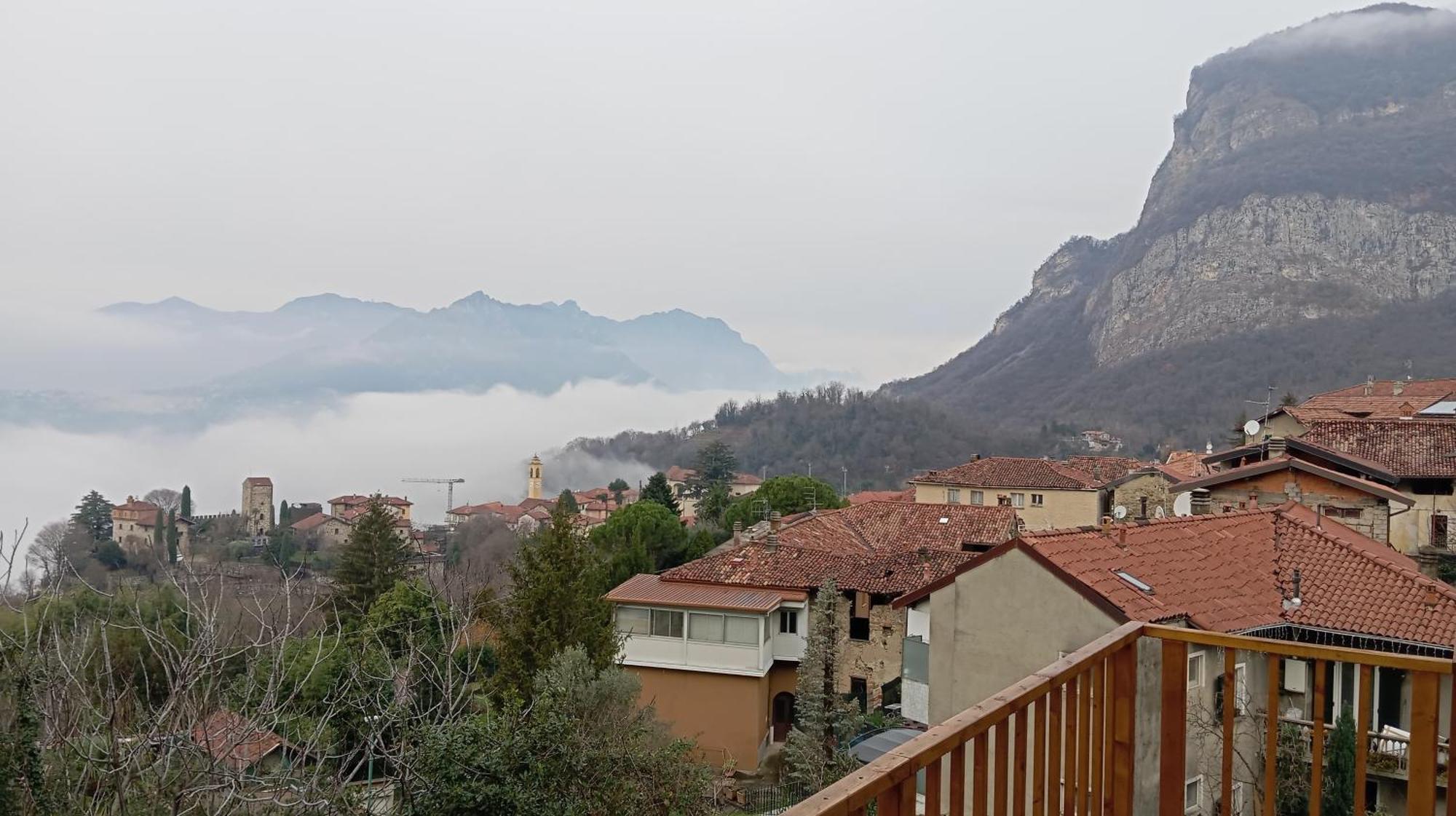 Bed and Breakfast La Dimora Dei Due Laghi Калольциокорте Экстерьер фото